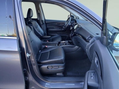 2022 Honda Pilot Touring w/Rear Captain's Chairs
