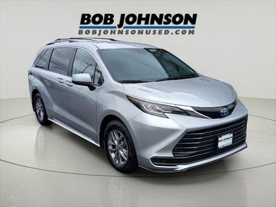 2022 Toyota Sienna LE