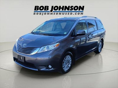 2017 Toyota SIENNA XLE 3.5L XLE 8-Passenger
