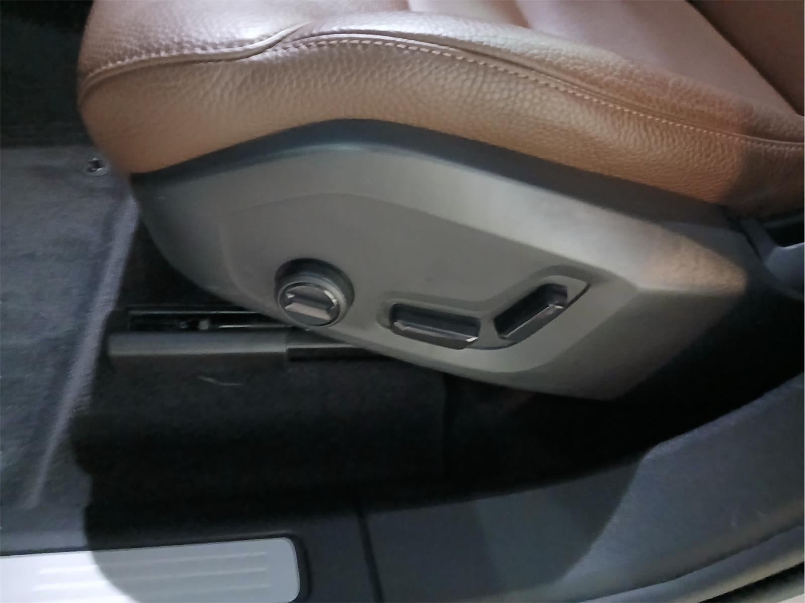 2023 Volvo XC60 Plus Dark Theme