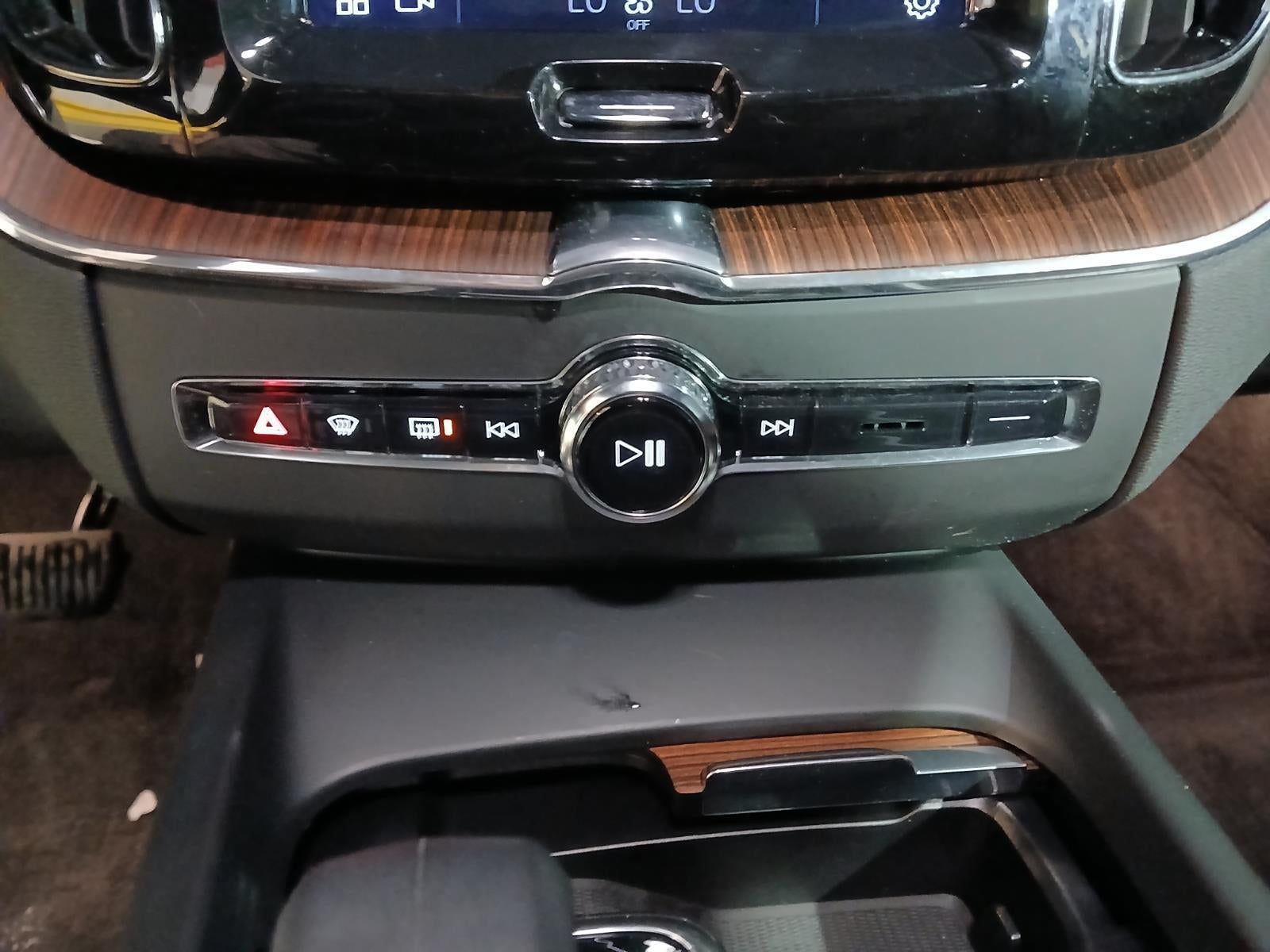 2023 Volvo XC60 Plus Dark Theme