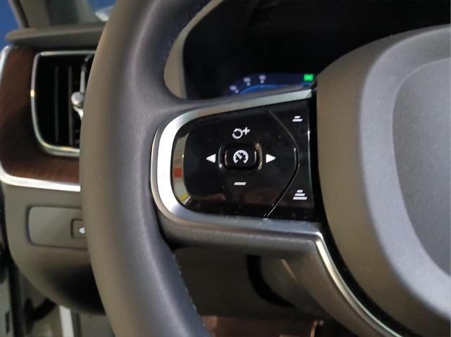 2023 Volvo XC60 Plus Dark Theme