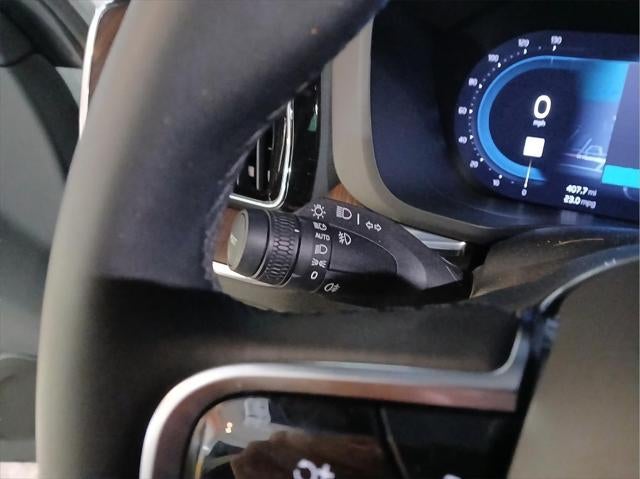 2023 Volvo XC60 Plus Dark Theme