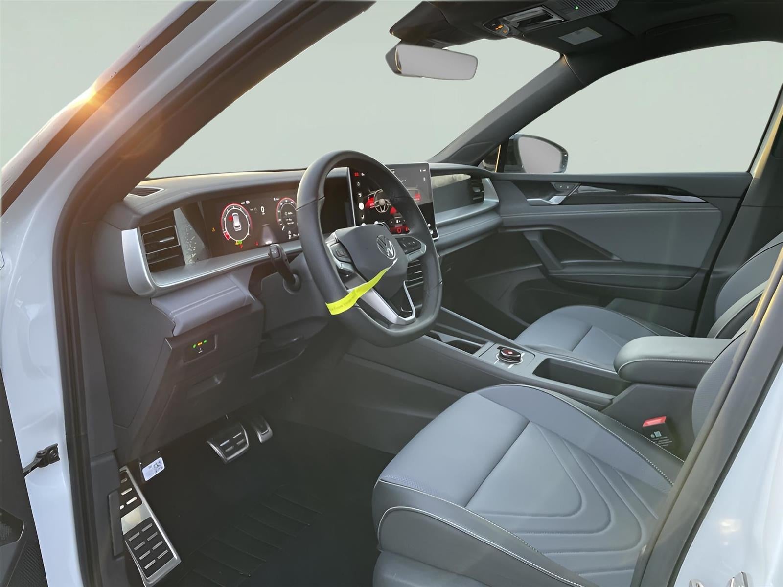 2025 Volkswagen Tiguan SE R-Line Black