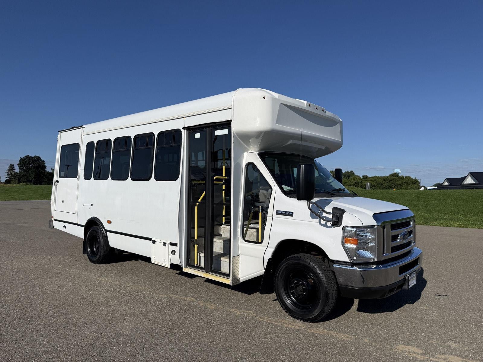 2019 Ford E-450 Cutaway E-450 DRW 158' WB