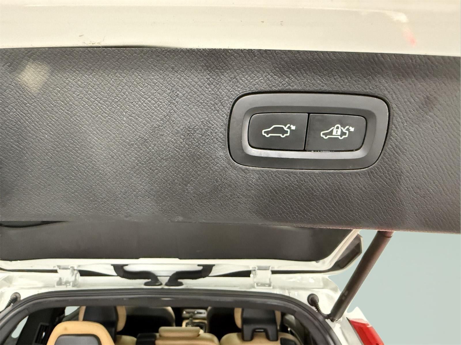 2018 Volvo XC90 T6 Momentum